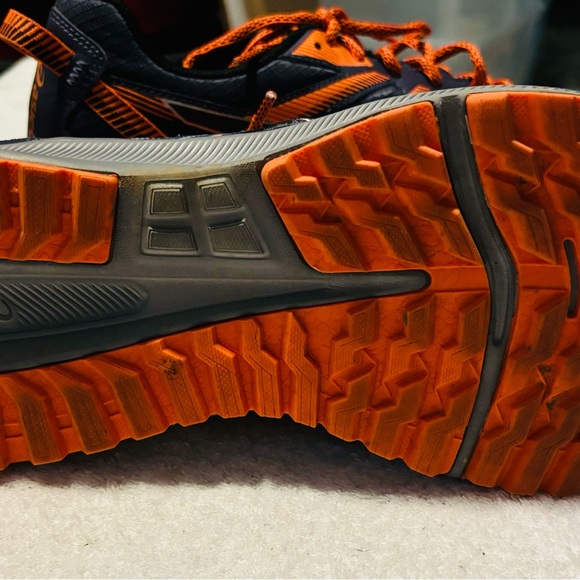 Almost Brand New High Performance Men’s Sneakers By ASICS - Size 12

Box 77 - Picture 9 of 9